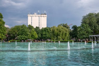 PLOVDIV, BULGARIA - 11 Haziran 2023: Bulgaristan 'ın Filibe kentindeki Çar Simeon Bahçesindeki Şarkı Söyleyen Çeşmelerin Günbatımı
