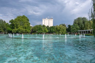 PLOVDIV, BULGARIA - 11 Haziran 2023: Bulgaristan 'ın Filibe kentindeki Çar Simeon Bahçesindeki Şarkı Söyleyen Çeşmelerin Günbatımı