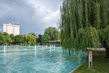 PLOVDIV, BULGARIA - 11 Haziran 2023: Bulgaristan 'ın Filibe kentindeki Çar Simeon Bahçesindeki Şarkı Söyleyen Çeşmelerin Günbatımı