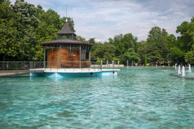 PLOVDIV, BULGARIA - 11 Haziran 2023: Bulgaristan 'ın Filibe kentindeki Çar Simeon Bahçesindeki Şarkı Söyleyen Çeşmelerin Günbatımı