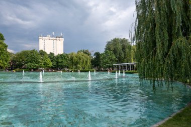 PLOVDIV, BULGARIA - 11 Haziran 2023: Bulgaristan 'ın Filibe kentindeki Çar Simeon Bahçesindeki Şarkı Söyleyen Çeşmelerin Günbatımı