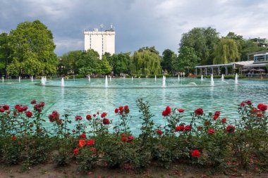 PLOVDIV, BULGARIA - 11 Haziran 2023: Bulgaristan 'ın Filibe kentindeki Çar Simeon Bahçesindeki Şarkı Söyleyen Çeşmelerin Günbatımı
