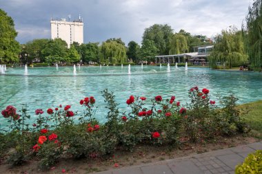 PLOVDIV, BULGARIA - 11 Haziran 2023: Bulgaristan 'ın Filibe kentindeki Çar Simeon Bahçesindeki Şarkı Söyleyen Çeşmelerin Günbatımı
