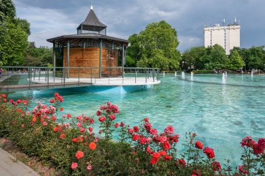 PLOVDIV, BULGARIA - 11 Haziran 2023: Bulgaristan 'ın Filibe kentindeki Çar Simeon Bahçesindeki Şarkı Söyleyen Çeşmelerin Günbatımı