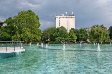 PLOVDIV, BULGARIA - 11 Haziran 2023: Bulgaristan 'ın Filibe kentindeki Çar Simeon Bahçesindeki Şarkı Söyleyen Çeşmelerin Günbatımı