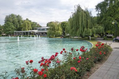 PLOVDIV, BULGARIA - 11 Haziran 2023: Bulgaristan 'ın Filibe kentindeki Çar Simeon Bahçesindeki Şarkı Söyleyen Çeşmelerin Günbatımı
