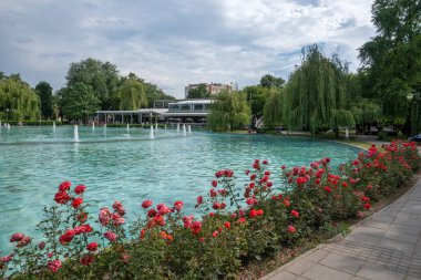 PLOVDIV, BULGARIA - 11 Haziran 2023: Bulgaristan 'ın Filibe kentindeki Çar Simeon Bahçesindeki Şarkı Söyleyen Çeşmelerin Günbatımı
