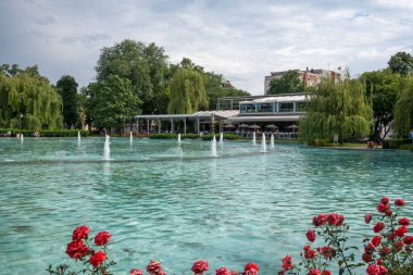 PLOVDIV, BULGARIA - 11 Haziran 2023: Bulgaristan 'ın Filibe kentindeki Çar Simeon Bahçesindeki Şarkı Söyleyen Çeşmelerin Günbatımı