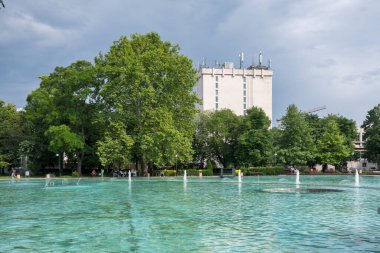 PLOVDIV, BULGARIA - 11 Haziran 2023: Bulgaristan 'ın Filibe kentindeki Çar Simeon Bahçesindeki Şarkı Söyleyen Çeşmelerin Günbatımı