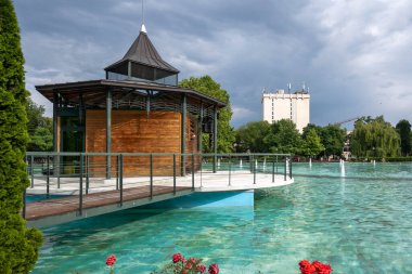 PLOVDIV, BULGARIA - 11 Haziran 2023: Bulgaristan 'ın Filibe kentindeki Çar Simeon Bahçesindeki Şarkı Söyleyen Çeşmelerin Günbatımı