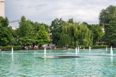 PLOVDIV, BULGARIA - 11 Haziran 2023: Bulgaristan 'ın Filibe kentindeki Çar Simeon Bahçesindeki Şarkı Söyleyen Çeşmelerin Günbatımı