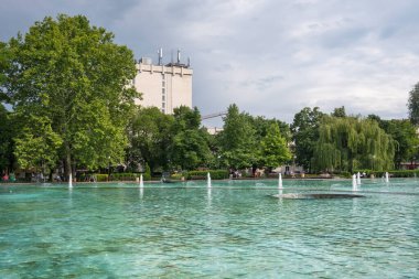 PLOVDIV, BULGARIA - 11 Haziran 2023: Bulgaristan 'ın Filibe kentindeki Çar Simeon Bahçesindeki Şarkı Söyleyen Çeşmelerin Günbatımı