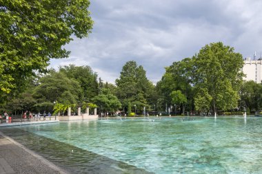 PLOVDIV, BULGARIA - 11 Haziran 2023: Bulgaristan 'ın Filibe kentindeki Çar Simeon Bahçesindeki Şarkı Söyleyen Çeşmelerin Günbatımı