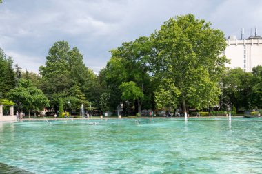 PLOVDIV, BULGARIA - 11 Haziran 2023: Bulgaristan 'ın Filibe kentindeki Çar Simeon Bahçesindeki Şarkı Söyleyen Çeşmelerin Günbatımı