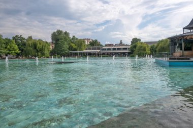 PLOVDIV, BULGARIA - 11 Haziran 2023: Bulgaristan 'ın Filibe kentindeki Çar Simeon Bahçesindeki Şarkı Söyleyen Çeşmelerin Günbatımı