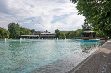PLOVDIV, BULGARIA - 11 Haziran 2023: Bulgaristan 'ın Filibe kentindeki Çar Simeon Bahçesindeki Şarkı Söyleyen Çeşmelerin Günbatımı