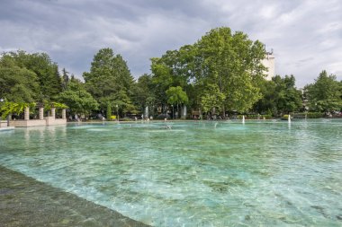 PLOVDIV, BULGARIA - 11 Haziran 2023: Bulgaristan 'ın Filibe kentindeki Çar Simeon Bahçesindeki Şarkı Söyleyen Çeşmelerin Günbatımı