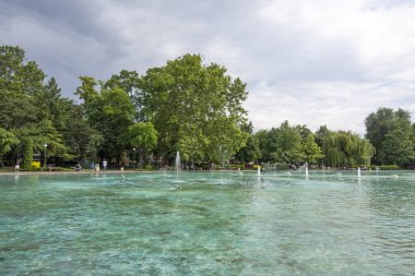 PLOVDIV, BULGARIA - 11 Haziran 2023: Bulgaristan 'ın Filibe kentindeki Çar Simeon Bahçesindeki Şarkı Söyleyen Çeşmelerin Günbatımı