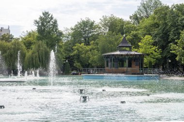PLOVDIV, BULGARIA - 11 Haziran 2023: Bulgaristan 'ın Filibe kentindeki Çar Simeon Bahçesindeki Şarkı Söyleyen Çeşmelerin Günbatımı