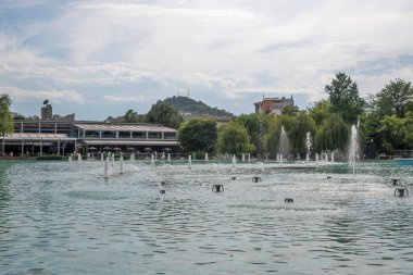 PLOVDIV, BULGARIA - 11 Haziran 2023: Bulgaristan 'ın Filibe kentindeki Çar Simeon Bahçesindeki Şarkı Söyleyen Çeşmelerin Günbatımı