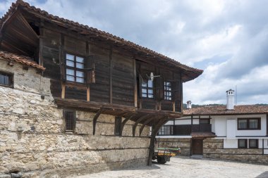 Bulgaristan 'ın Sofya Bölgesi' nin tarihi Koprivshtitsa kentindeki Tipik Sokak ve eski evler