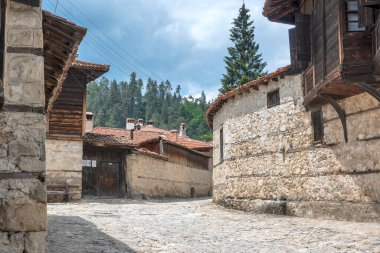 Bulgaristan 'ın Sofya Bölgesi' nin tarihi Koprivshtitsa kentindeki Tipik Sokak ve eski evler