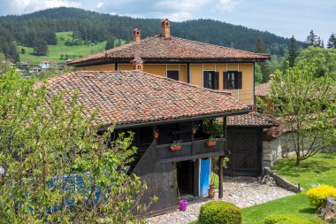 Bulgaristan 'ın Sofya Bölgesi' nin tarihi Koprivshtitsa kentindeki Tipik Sokak ve eski evler