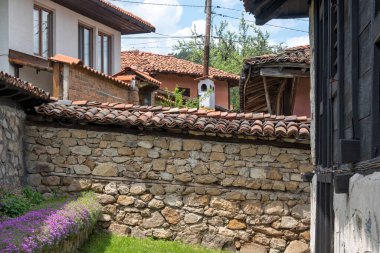 Bulgaristan 'ın Sofya Bölgesi' nin tarihi Koprivshtitsa kentindeki Tipik Sokak ve eski evler