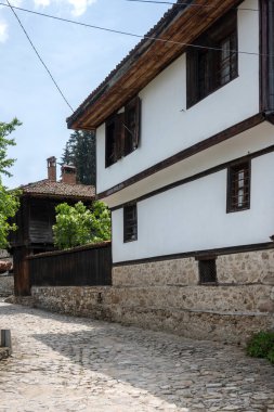 Bulgaristan 'ın Sofya Bölgesi' nin tarihi Koprivshtitsa kentindeki Tipik Sokak ve eski evler