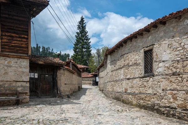 保加利亚索菲亚地区Koprivshtitsa历史城镇典型的街道和老房子 — 图库照片