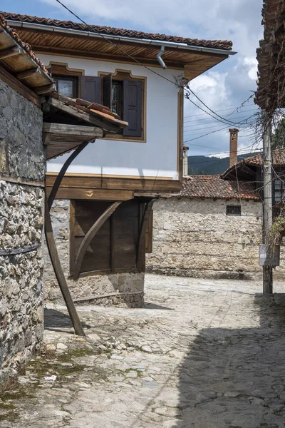 Τυπική Οδός Και Παλιά Σπίτια Στην Ιστορική Πόλη Κοπρίβστιτσα Περιφέρεια — Φωτογραφία Αρχείου