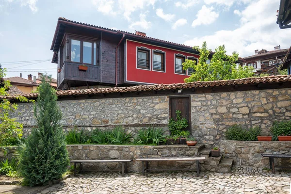 Bulgaristan 'ın Sofya Bölgesi' nin tarihi Koprivshtitsa kentindeki Tipik Sokak ve eski evler