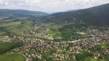 Bulgaristan 'ın Pernik bölgesindeki Rudartsi Köyü yakınlarındaki Vitosha Dağı' nın şaşırtıcı hava manzarası