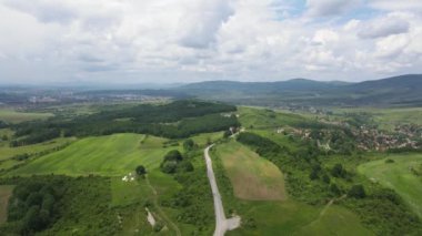 Bulgaristan 'ın Pernik bölgesindeki Rudartsi Köyü yakınlarındaki Vitosha Dağı' nın şaşırtıcı hava manzarası