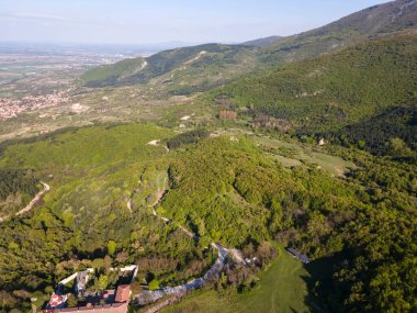 Bulgaristan 'ın Filibe Bölgesi' nin Kuklen kenti yakınlarındaki Rodopes Dağı 'nın hava ilkbahar manzarası