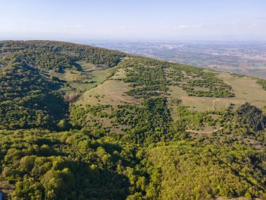 Bulgaristan 'ın Filibe Bölgesi' nin Kuklen kenti yakınlarındaki Rodopes Dağı 'nın hava ilkbahar manzarası
