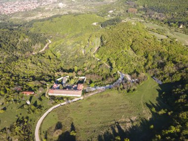 Bulgaristan 'ın Filibe Bölgesi' nin Kuklen kenti yakınlarındaki Rodopes Dağı 'nın hava ilkbahar manzarası