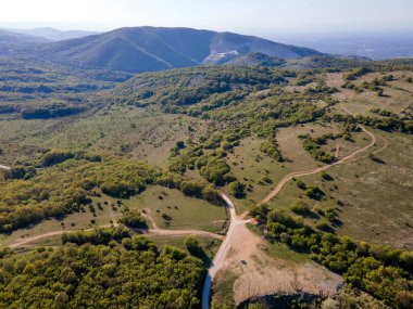 Bulgaristan 'ın Filibe Bölgesi' nin Kuklen kenti yakınlarındaki Rodopes Dağı 'nın hava ilkbahar manzarası