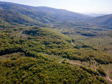 Bulgaristan 'ın Filibe Bölgesi' nin Kuklen kenti yakınlarındaki Rodopes Dağı 'nın hava ilkbahar manzarası
