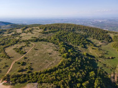 Bulgaristan 'ın Filibe Bölgesi' nin Kuklen kenti yakınlarındaki Rodopes Dağı 'nın hava ilkbahar manzarası