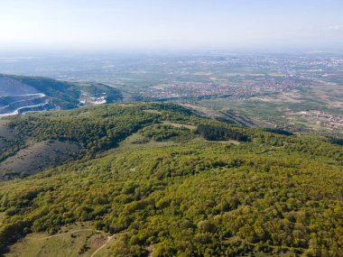 Bulgaristan 'ın Filibe Bölgesi' nin Kuklen kenti yakınlarındaki Rodopes Dağı 'nın hava ilkbahar manzarası