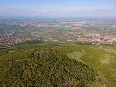 Bulgaristan 'ın Filibe Bölgesi' nin Kuklen kenti yakınlarındaki Rodopes Dağı 'nın hava ilkbahar manzarası