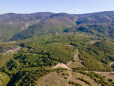 Bulgaristan 'ın Filibe Bölgesi' nin Kuklen kenti yakınlarındaki Rodopes Dağı 'nın hava ilkbahar manzarası
