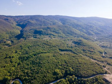 Bulgaristan 'ın Filibe Bölgesi' nin Kuklen kenti yakınlarındaki Rodopes Dağı 'nın hava ilkbahar manzarası