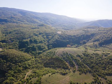 Bulgaristan 'ın Filibe Bölgesi' nin Kuklen kenti yakınlarındaki Rodopes Dağı 'nın hava ilkbahar manzarası