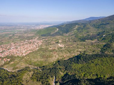 Bulgaristan 'ın Filibe Bölgesi' nin Kuklen kenti yakınlarındaki Rodopes Dağı 'nın hava ilkbahar manzarası