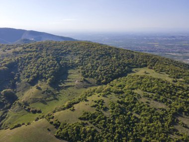 Bulgaristan 'ın Filibe Bölgesi' nin Kuklen kenti yakınlarındaki Rodopes Dağı 'nın hava ilkbahar manzarası