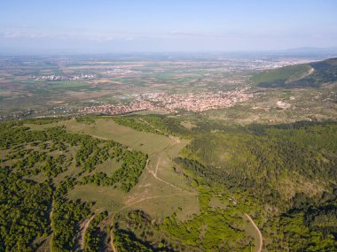 Bulgaristan 'ın Filibe Bölgesi' nin Kuklen kenti yakınlarındaki Rodopes Dağı 'nın hava ilkbahar manzarası