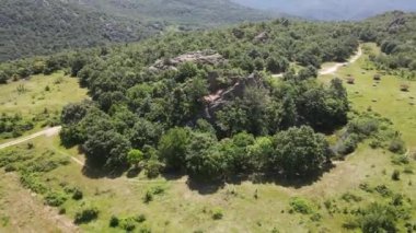 Bulgaristan 'ın Pazardzhik Bölgesi' nin Strelcha kasabası yakınlarındaki antik Trakya Sığınak Skumsale hava manzarası
