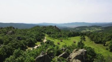 Bulgaristan 'ın Pazardzhik Bölgesi' nin Strelcha kasabası yakınlarındaki antik Trakya Sığınak Skumsale hava manzarası